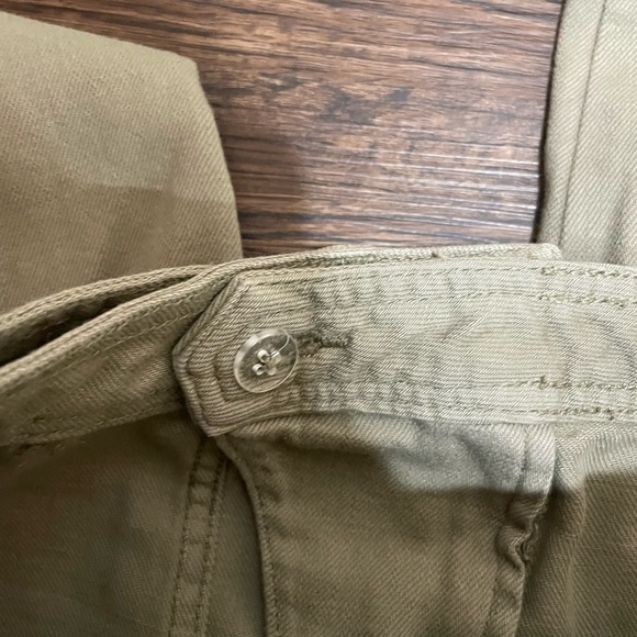Banana Republic cargo capri in olive green/ sage color. Comes w/ matching belt. - Picture 6 of 16